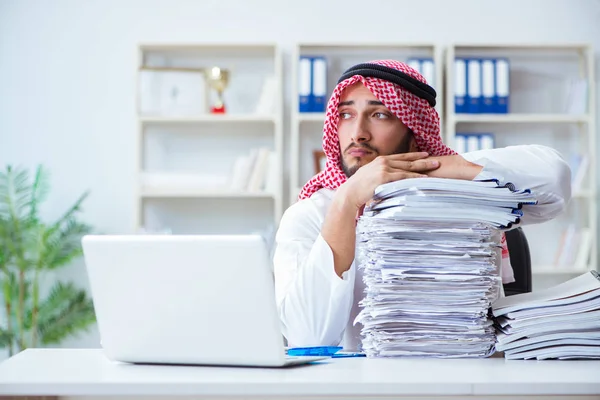 Empresario árabe trabajando en la oficina haciendo papeleo con un pi —  Fotos de Stock