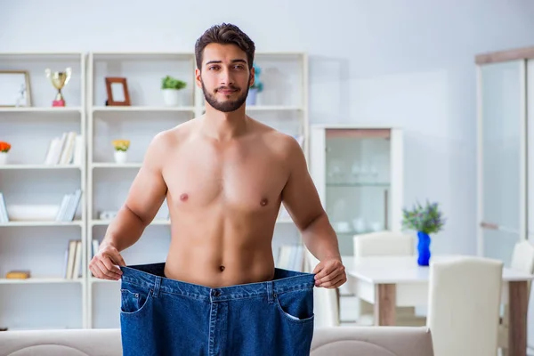 Mężczyzna w zbyt dużych spodniach w koncepcji odchudzania — Zdjęcie stockowe