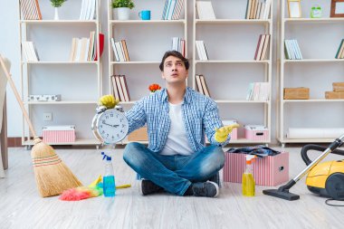 Adam evi temizliyor.