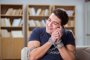 Telefon bağımlılığından muzdarip bir adam