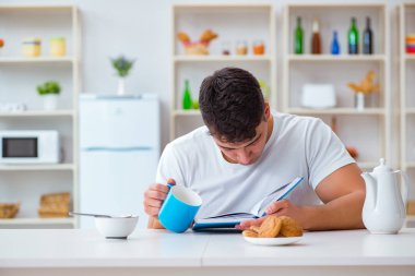 Fazla mesai sonrası kahvaltıda uyuyan bir adam.