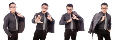 Beyaz izole gri elbiseli genç adam