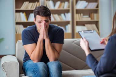 Hasta muayene için psikiyatriste gidiyor.