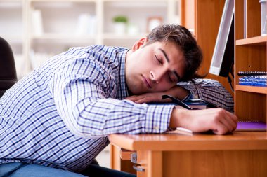 Bilgisayar masasında genç bir öğrenci