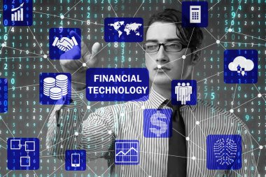 Fintech konseptinde düğmelere basan iş adamı