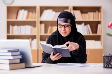 Türbanlı Müslüman kız sınavlara hazırlanıyor.
