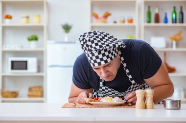 Aşçı mutfakta akşam yemeği hazırlıyor.