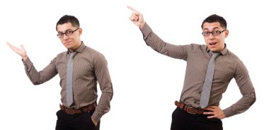 Genç adam beyaz izole kahverengi gömlekli