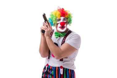 Beyaz arka planda izole edilmiş silahlı komik bir palyaço.