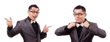 Beyaz izole gri elbiseli genç adam