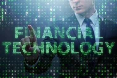 Fintech konseptinde düğmelere basan iş adamı