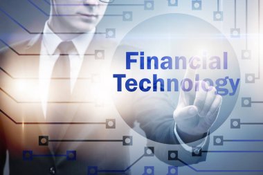 Fintech konseptinde düğmelere basan iş adamı