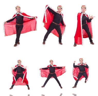 Taçlı bir iş adamı beyazlar içinde.