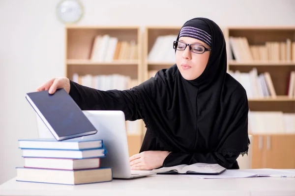 Muslimisches Mädchen im Hidschab studiert Prüfungsvorbereitung — Stockfoto