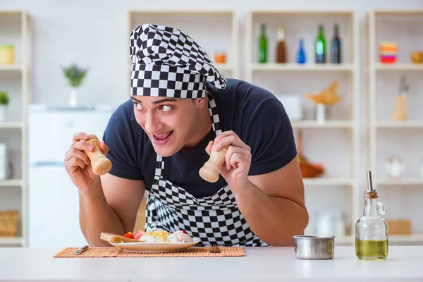 Chef cozinhar cozinhar uma refeição jantar de pequeno-almoço na cozinha — Fotografia de Stock