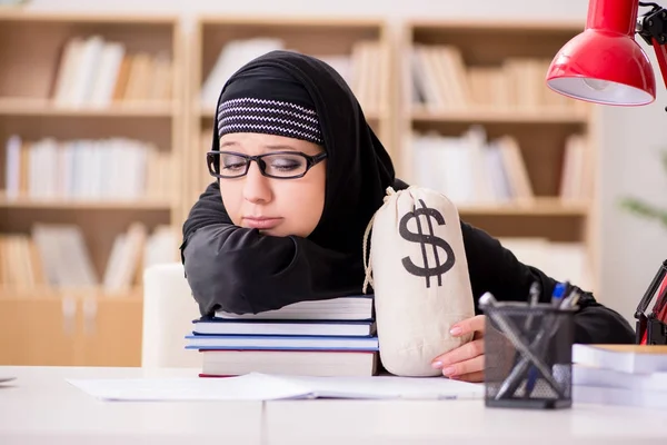 Muslimská dívka v hidžábu studuje přípravu na zkoušky — Stock fotografie