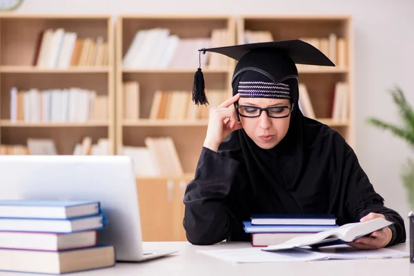 Moslim meisje in hijab studeren voorbereiding voor examens — Stockfoto