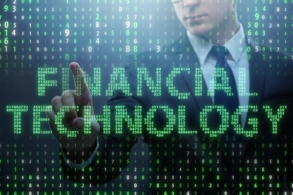 Fintech konseptinde düğmelere basan iş adamı