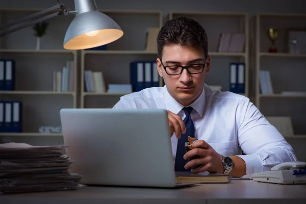 Stresszhatás alatt álló üzletember dohányzás az irodában — Stock Fotó