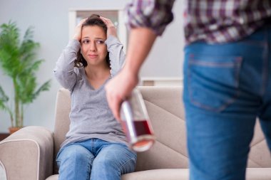 Sarhoş alkoliklerle aile içi şiddet kavramı