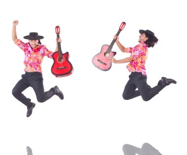 gitar üzerinde beyaz izole olan adam