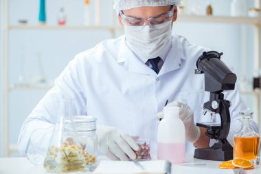 Laboratuvarda parfüm karıştıran bir kimyager.