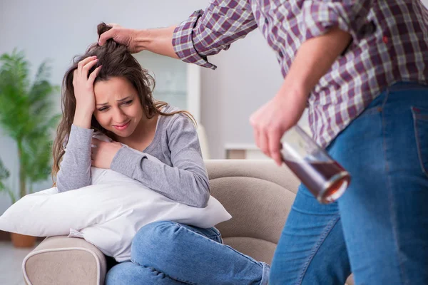 Concepto de violencia doméstica en una discusión familiar con alcoho borracho — Foto de Stock