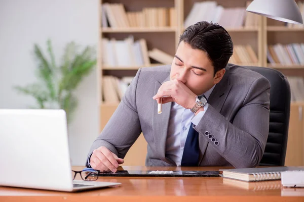 Empresario drogadicto en la oficina — Foto de Stock