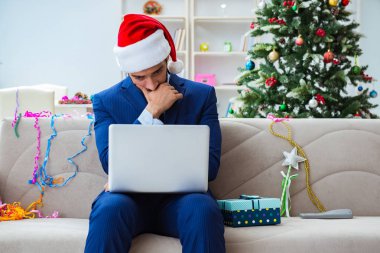 Noel 'de evde çalışan bir iş adamı.