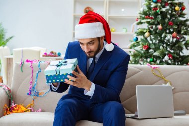 Noel 'de evde çalışan bir iş adamı.