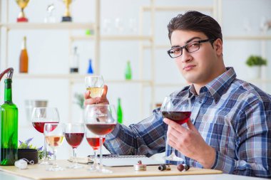 Profesyonel şarap garsonu kırmızı şarap tadıyor.