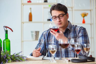 Profesyonel şarap garsonu kırmızı şarap tadıyor.
