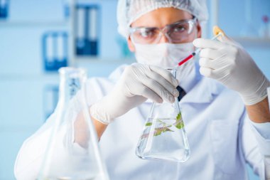 Laboratuvarda bilim adamıyla biyoteknoloji kavramı