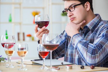 Profesyonel şarap garsonu kırmızı şarap tadıyor.