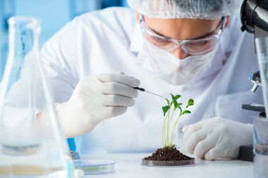 Laboratuvarda bilim adamıyla biyoteknoloji kavramı