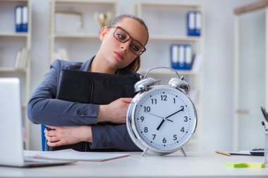 Zaman yönetimi konseptinde iş kadını