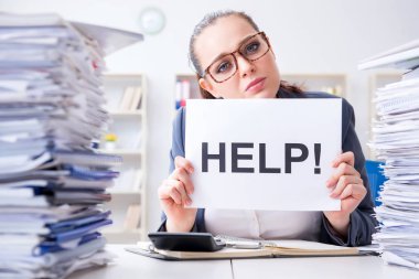 İş kadını ofiste yardım istiyor.