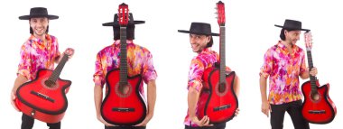 Gitarlı bir sombrero giyen adam.