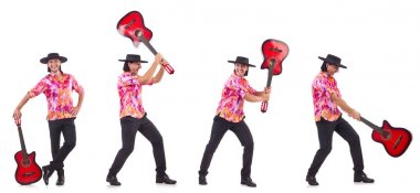 Gitarlı bir sombrero giyen adam.