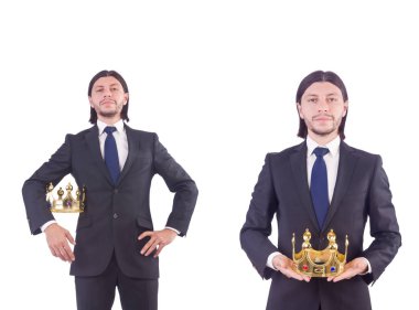 Taçlı bir iş adamı beyazlar içinde.