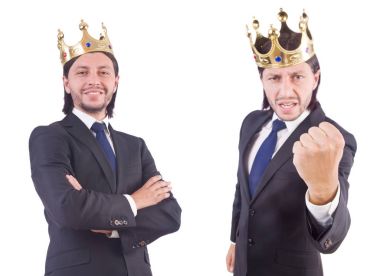 Taçlı bir iş adamı beyazlar içinde.