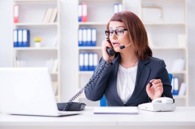 Sinirli çağrı merkezi asistanı çağrılara yanıt veriyor