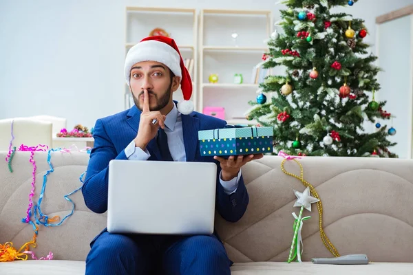 Biznesmen pracujący w domu podczas świąt Bożego Narodzenia — Zdjęcie stockowe