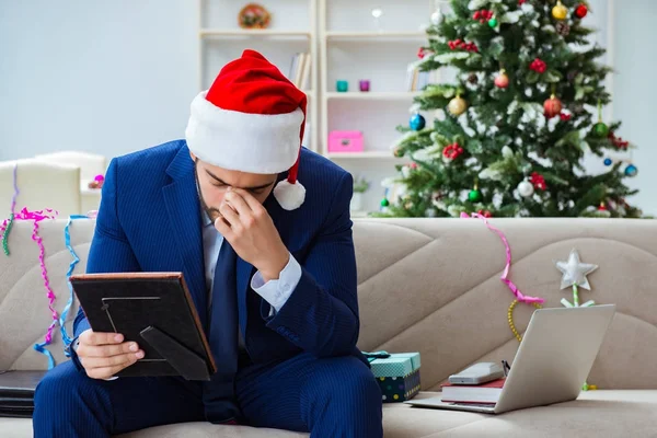 Empresário trabalhando em casa durante o Natal — Fotografia de Stock