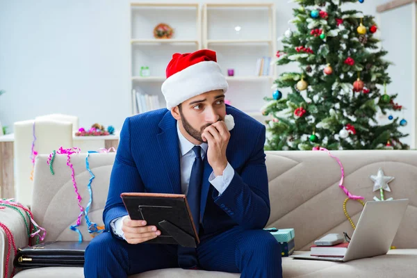 Empresário trabalhando em casa durante o Natal — Fotografia de Stock
