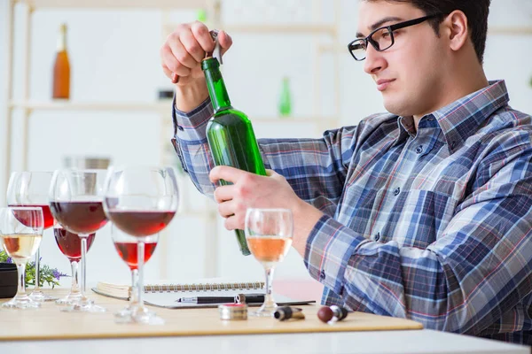 Profissional sommelier degustação de vinho tinto — Fotografia de Stock