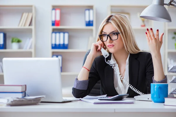 Busineswoman frustrated working in the office — Stock Photo, Image