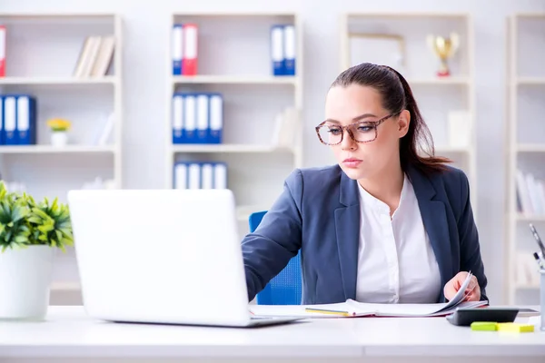 Empresária trabalhando no escritório na mesa — Fotografia de Stock