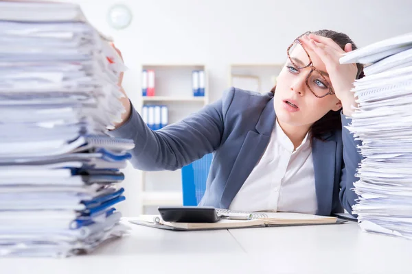 Empresária cansada com carga de trabalho de papelada — Fotografia de Stock