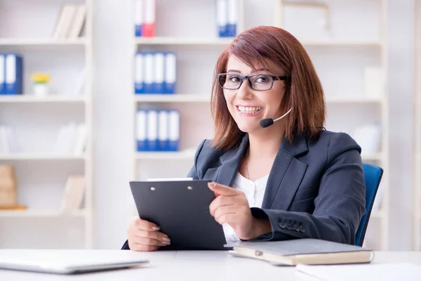 Call center operator working with clients — Stock Photo, Image